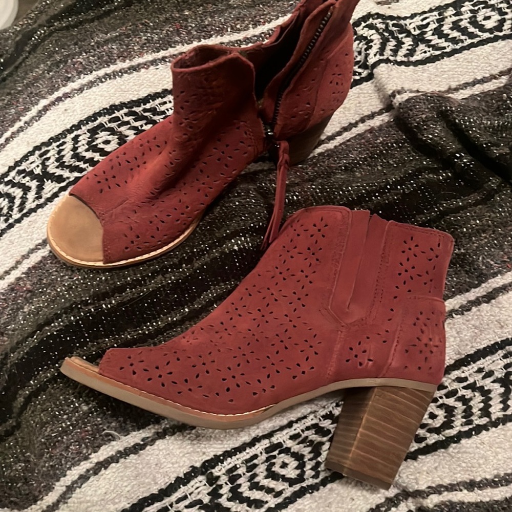 Tom’s booties